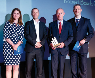 Jeanette Leuch gratulierte den Preisträgern Martin Blosch und Hans-Hermann Ruebel ebenso wie Philipp Lehner, der die Ehre hatte, diesen Award zu überreichen (v.l.n.r.). (© Andreas Schwarz)