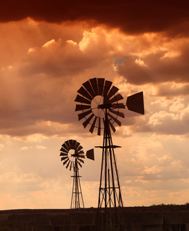 Traditionelle Windkraftanlagen in Afrika (Quelle: Shutterstock)