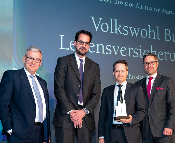 Für die Nachwelt ins Bild gesetzt: Uwe Rieken (Juryvorsitz), Christian Chrobok, Axel-Rainer Hoffmann und Holger ­Schäfer von Amundi Deutschland freuen sich über den Award der Alternativen Asset-Klassen (v.l.n.r.).