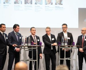 Sechs Lichtgestalten des Fixed-Income-Managements erhellen die Anleihenwelt: Philipp Good (Fisch AM), Owen Murfin (MFS), Robert Tipp (PGIM Fixed Income), Dr. Steffen Gehring (Südwestmetall), Jan von Graffen (Alte Leipziger) und Gianni Hirschmüller (Haftpflichtkasse) (v.l.n.r.). Nicht im Bild: Moderator Dr. Harald Eggerstedt (Willis Towers Watson). (Bild: Andreas Schwarz)