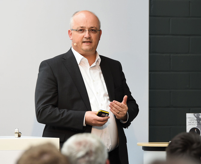 Direktor Ralf Wohltmann erläutert die Beteiligungsstrategie des Versorgungswerks der Zahnärztekammer Berlin. (Bild: Deutsche Apotheker- und Ärztebank)