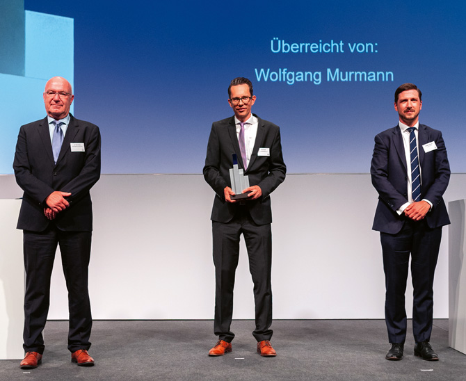 Freute sich „riesig über die Auszeichnung“: Jens Hennes, Geschäftsführer des VANR, umringt von den Gratulanten Dr. Peter König von der Jury und Wolfgang Murmann von Insight Investment.