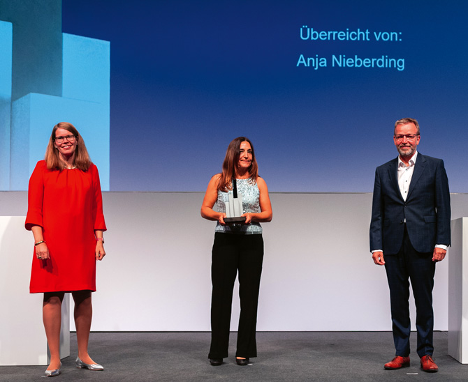 Als erster deutscher Altersversorger Mitglied der Net-Zero Asset Owner Alliance zu sein, verdient Anerkennung. Anja Nieberding von NN Investment Partners und Jury-Mitglied Axel Wilhelm von der Imug Beratungsgesellschaft gratulierten Nicole Becker von der BVK.