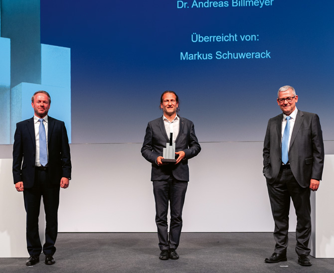 Meister des antizyklischen Investierens: Dr. Andreas Billmeyer (Mitte) und seinem Team gratulierten stellvertretend für die Jury Uwe Rieken von Faros Fiduciary Management (rechts) und für den Sponsor Markus Schuwerack von Edmond de Rothschild.