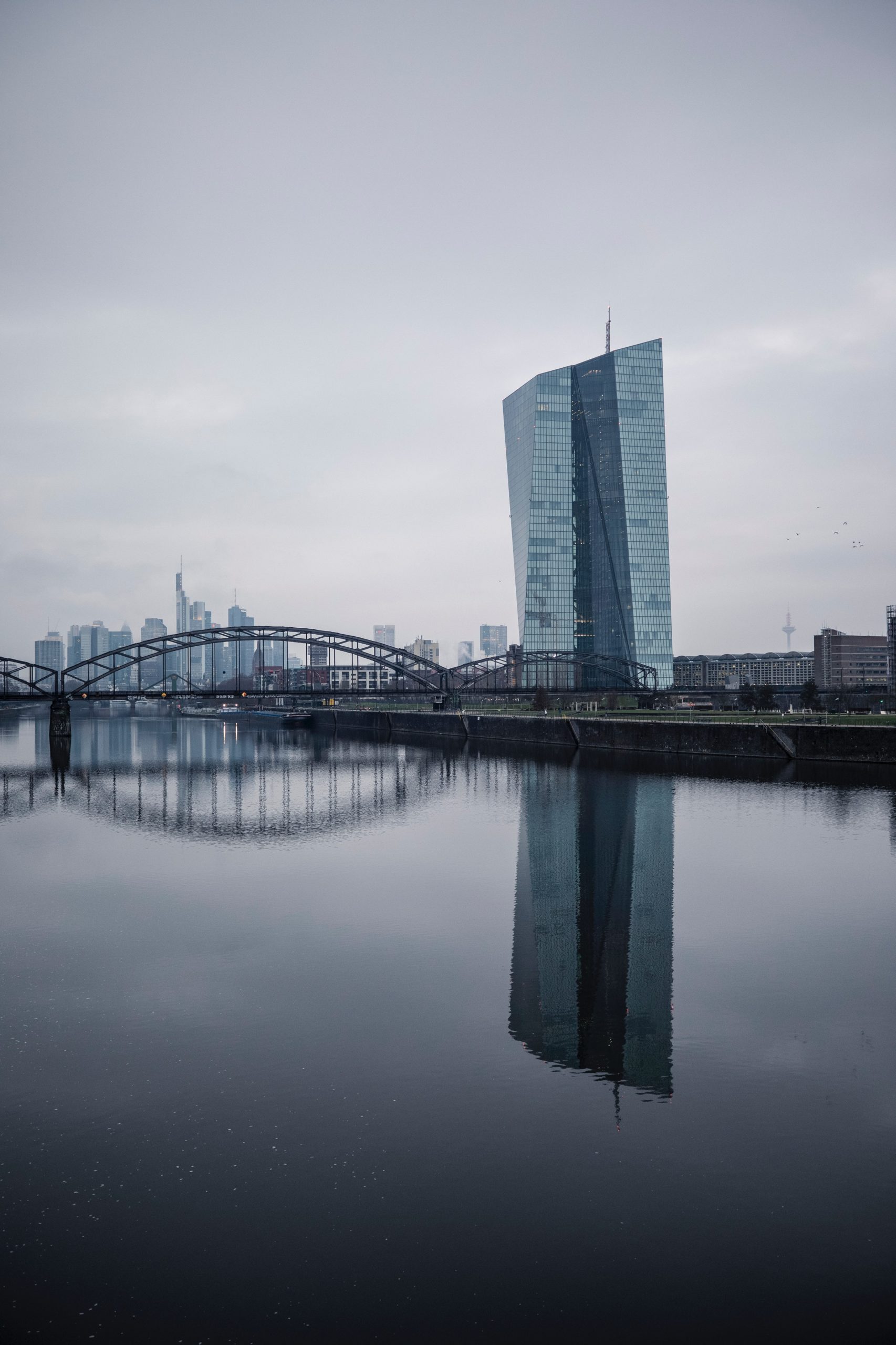 Vor den ruhigen Wassern des Mains: Im März startete die EZB die Quantitative Straffung, ein Abschmelzen der Anleihebestände auf ihrer Bilanz.