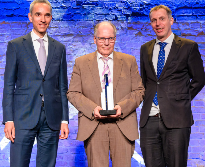 Paul Wessling nimmt Vordenker-Award in Empfang
