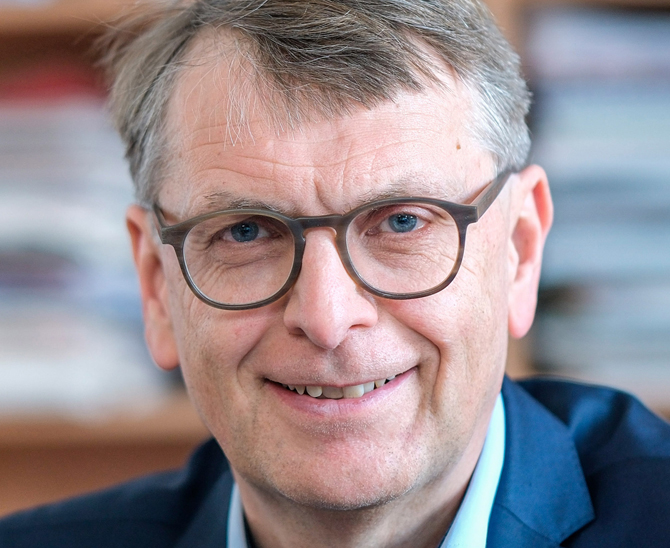 Der graue Farbton von olivgrün