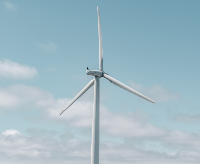 Windkraftanlagen sind heute die wichtigste Form der Nutzung von Windenergie. Die dominierende Bauform ist der dreiblättrige Auftriebsläufer mit horizontaler Achse und Rotor im Luv eines hohen, einen Generator enthaltenden Turms.